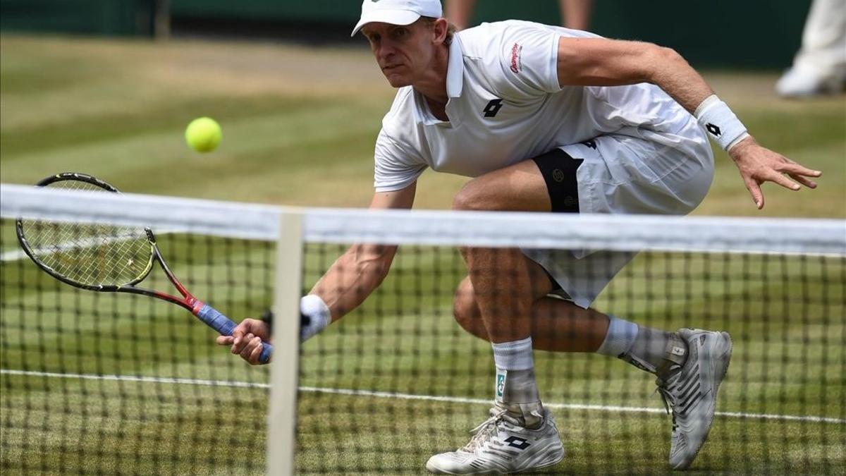 Anderson devuelve un bote pronto ante Isner en Wimbledon.