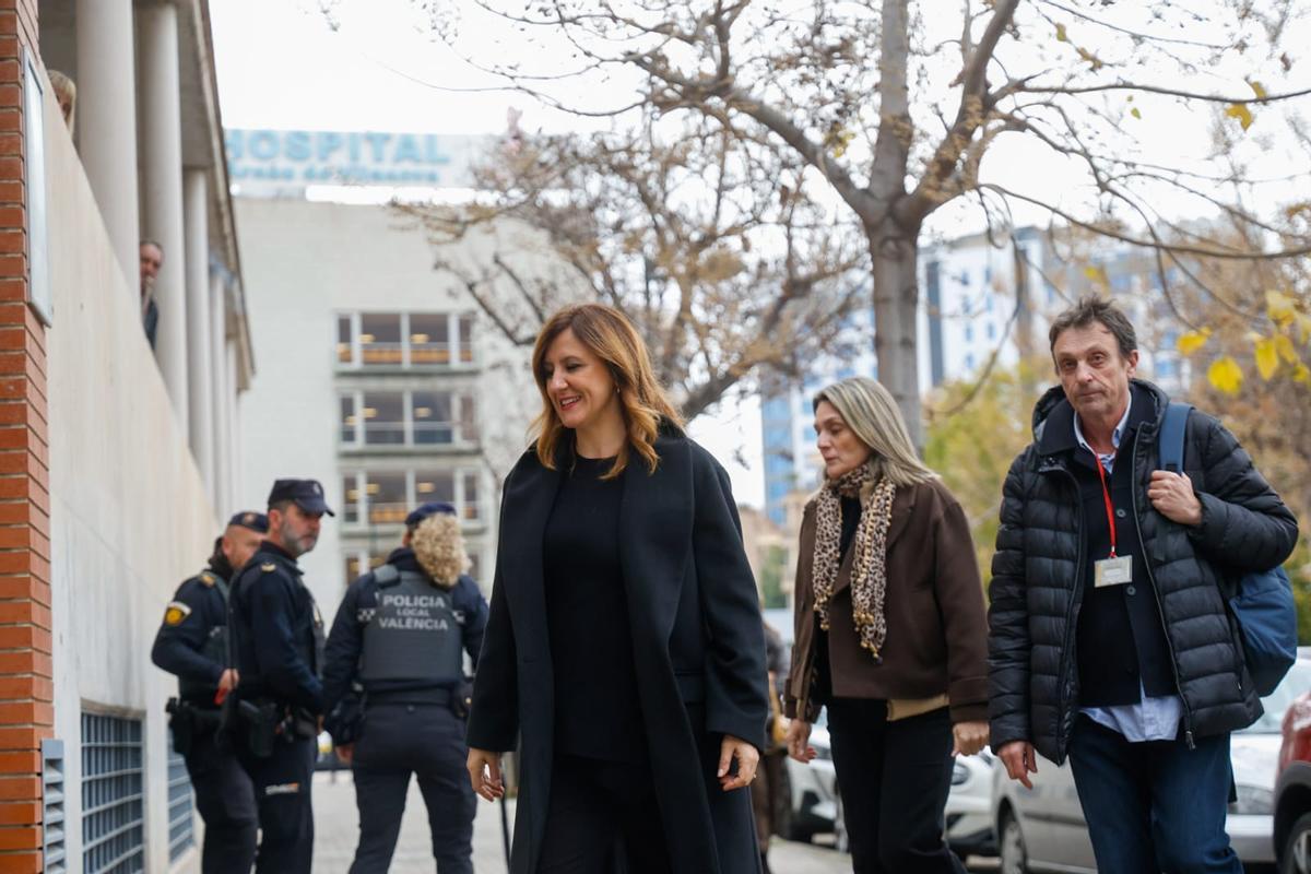 Despedida en València de las víctimas del naufragio de Indonesia: cientos de personas acuden al funeral