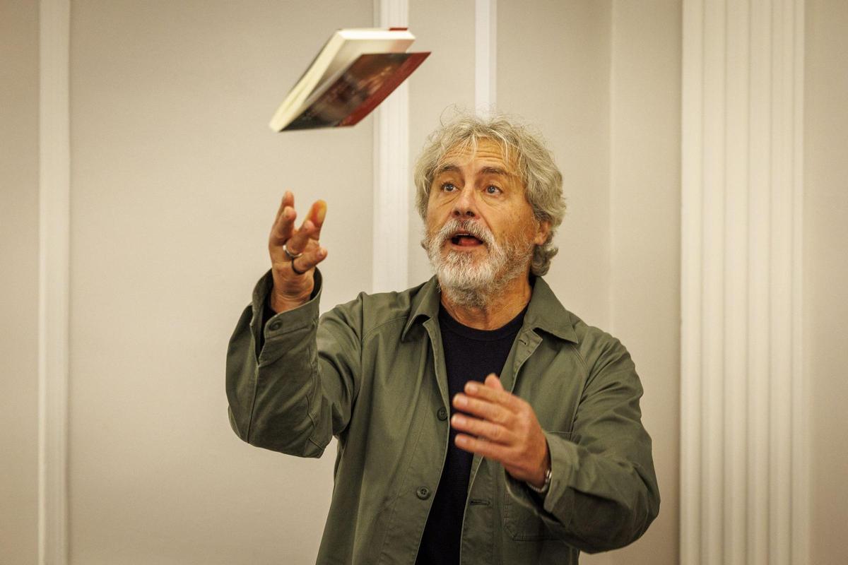 El escritor gallego Manuel Rivas fue reconocido en 2024 con el Premio Nacional de las Letras Españolas.