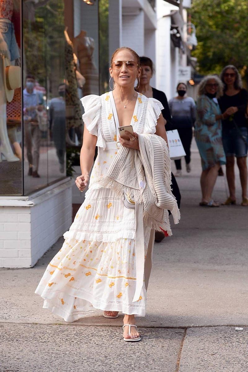 Jennifer Lopez con vestido blanco largo paseando por los Hamptons