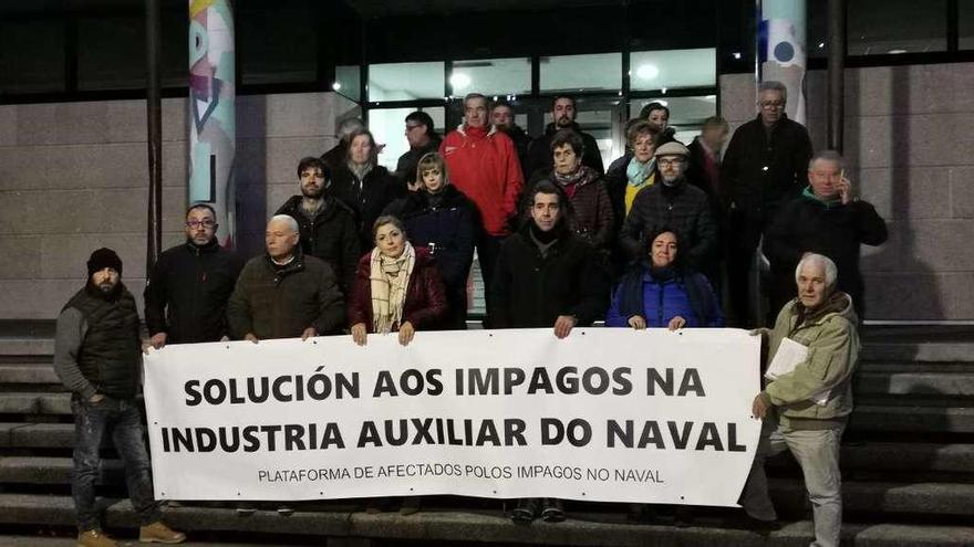Participantes en la concentración de ayer de la plataforma de afectados por los impagos del naval ante el Concello de Moaña. // Santos Álvarez