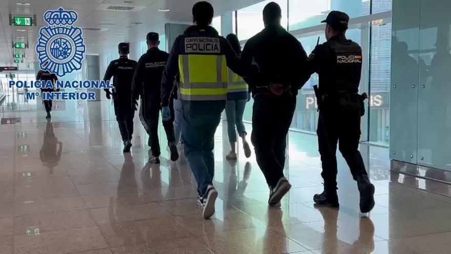 Fuga frustrada en el aeropuerto de Barcelona: tres detenidos por presuntamente vender marihuana por correo
