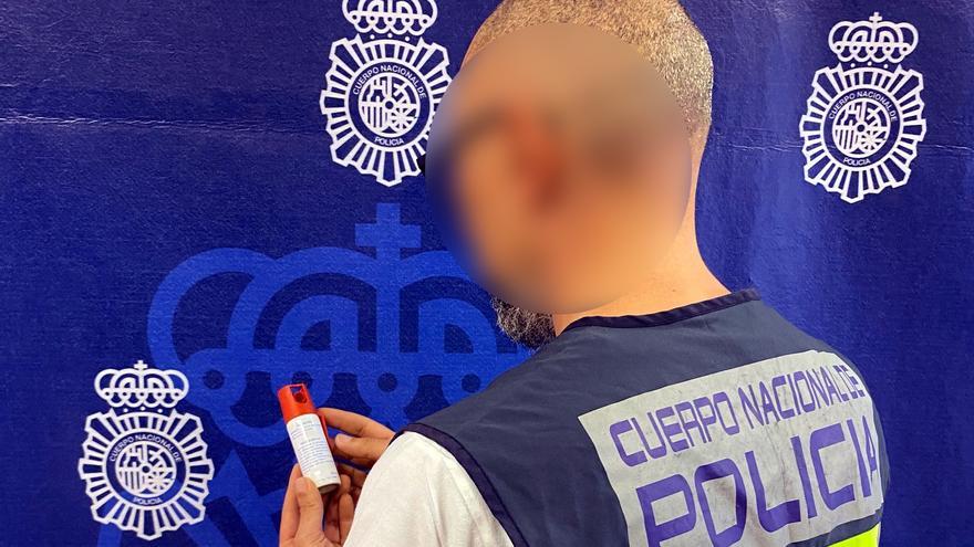 Detenidos tras rociar con un espray a un hombre en un cajero de Elche para robarle el dinero