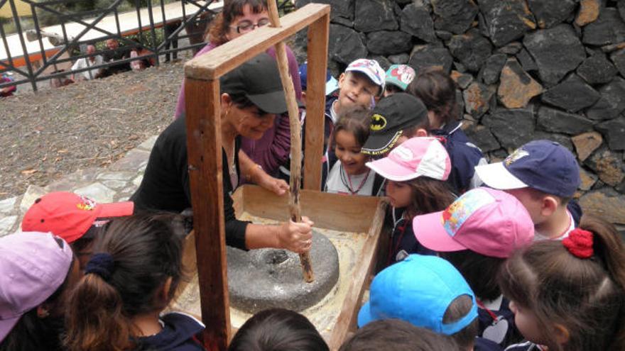 Un momento del anterior Encuentro Escolar con los oficios tradicionales.