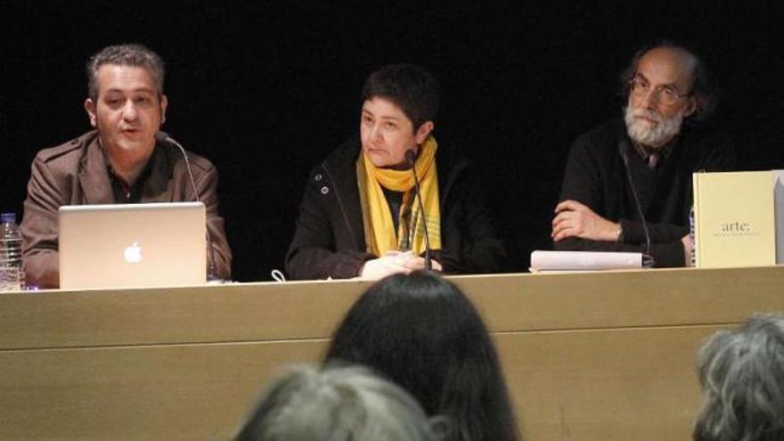 Juan Fernando de Laiglesia y otros dos profesores durante la presentación del libro.  // Ricardo Grobas