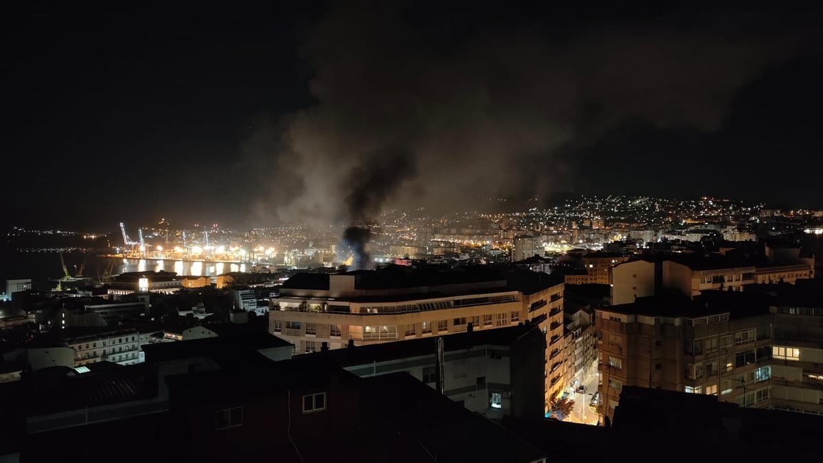 Vista de la columna de humo procedente del autobús de Vitrasa incendiado.