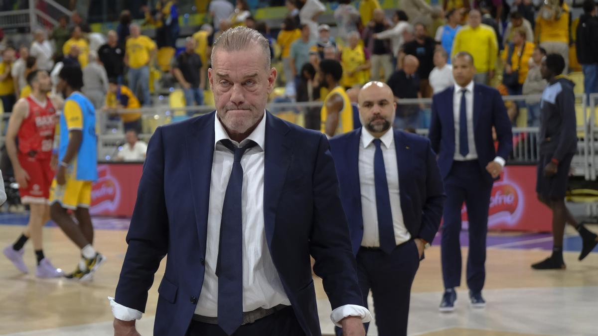 Néstor 'Che' García abandona la pista del Gran Canaria Arena escoltado por Víctor García y Eulis Báez.