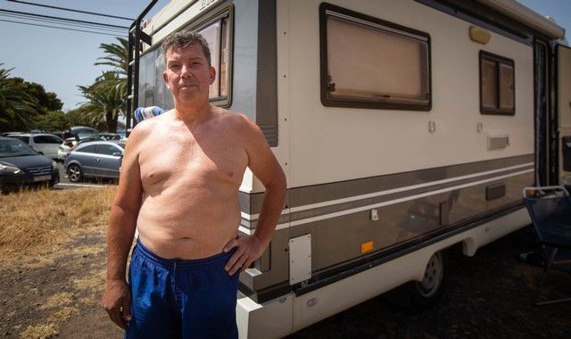 Caravanistas instalados en la zona de aparcamiento de la playa de Las Teresitas