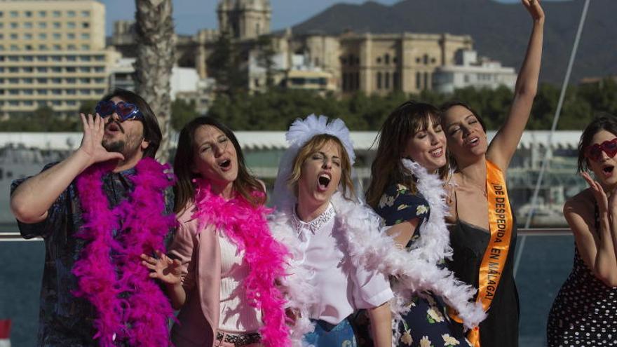 Manuela Moreno junto al reparto de su primer largometraje.