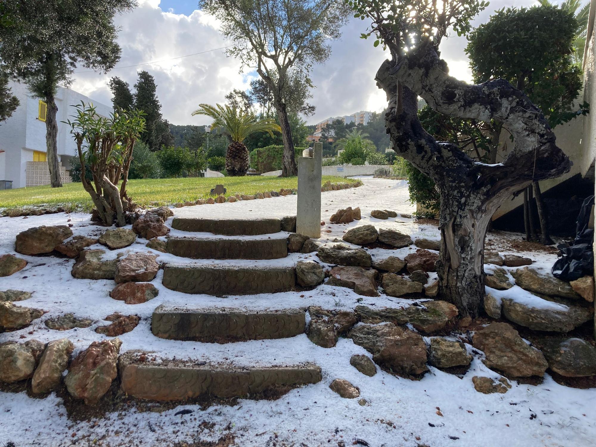 Bajada de temperaturas en Ibiza: Una manta de granizo cubre Siesta