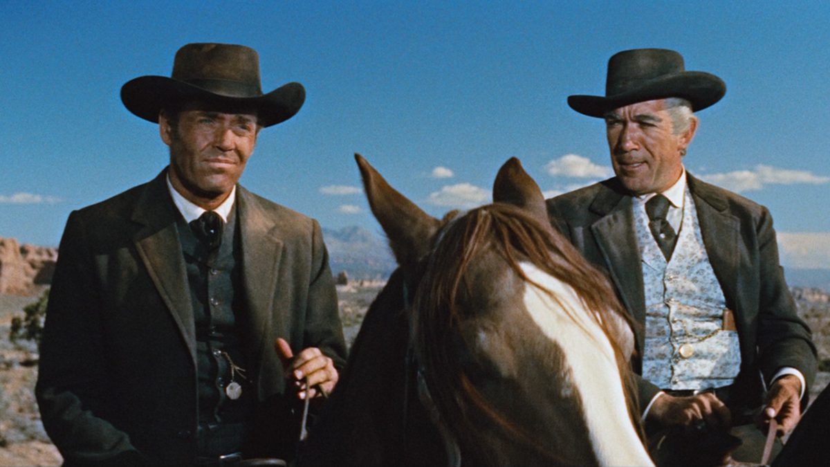 Henry Fonda y Anthony Quinn, en 'El hombre de las pistolas de oro', basada en la novela 'Warlock' de Oakley Hall.