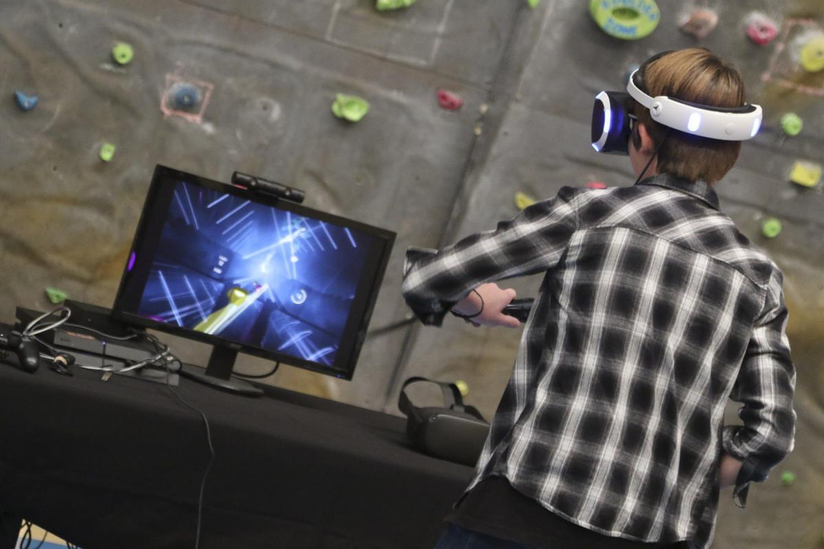 Un niño jugando con videojuegos