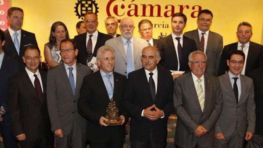 Los representantes de las nueve empresas e instituciones reconocidas con los Premios Mercurio posaron al final de la gala celebrada ayer con los galardones recibidos.