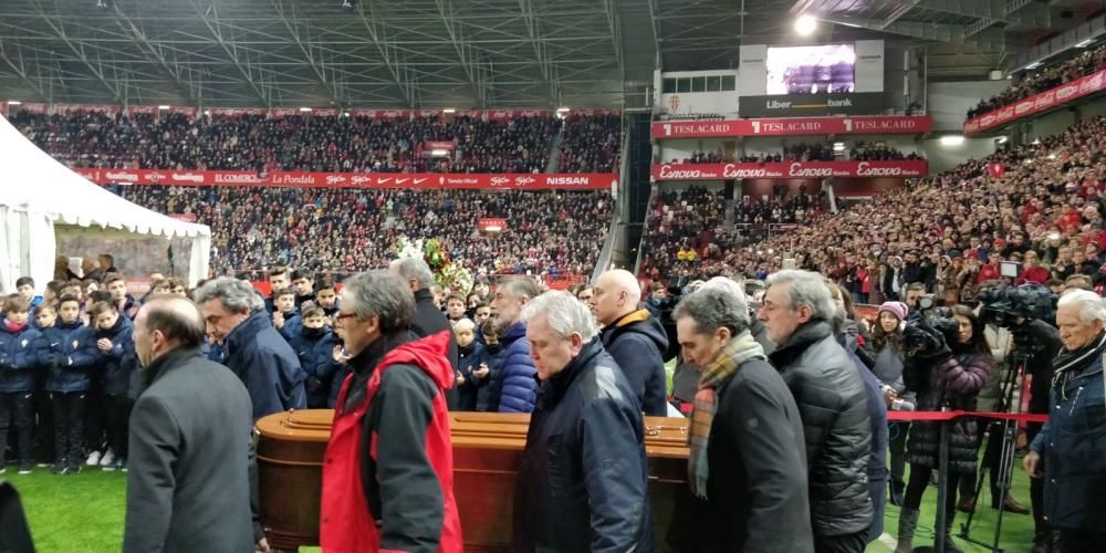 Miles de personas despiden a Quini en un abarrotado estadio de El Molinón