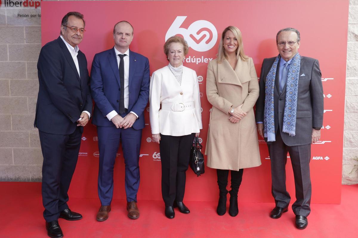 Albert Sáez, director de El Periódico de Catalunya, Albert Castellanos, secretario de Empresa i Competitivitat de la Generalitat, Arantza Sarasola, Vicepresidenta de Prensa Ibérica, Maria Eugènia Gay, delegada del Gobierno en Catalunya y Javier Moll, presidente de Prensa Ibérica.