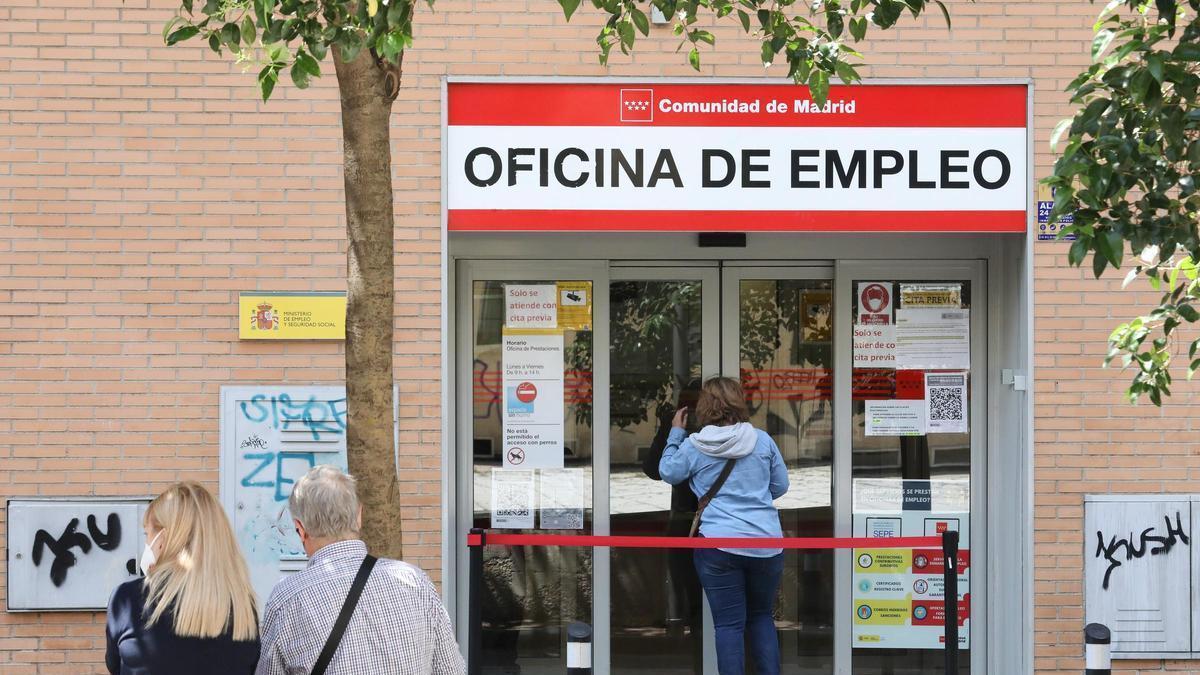 Una mujer entra en una oficina del SEPE.