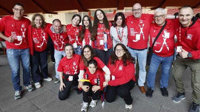 De pie, por la izquierda, Eduardo Arias, Carmen Almeida, Lois Álvarez, Paula Freije, Sara Coronado, Juana Vega, Mari Murias, Matías Rodríguez, Manuel Fuentes y Dani Sierra. Agachadas, en el mismo orden, María Sierra, Ana Belén Verdasco, Martina Gómez y María Álvarez
