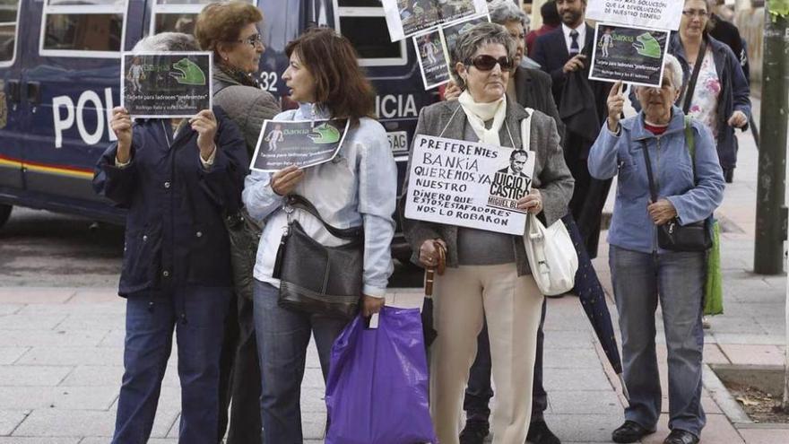 Protesta de afectados por las preferentes de Caja Madrid y Bankia, durante la comparecencia anteayer de Rodrigo Rato en el Juzgado.