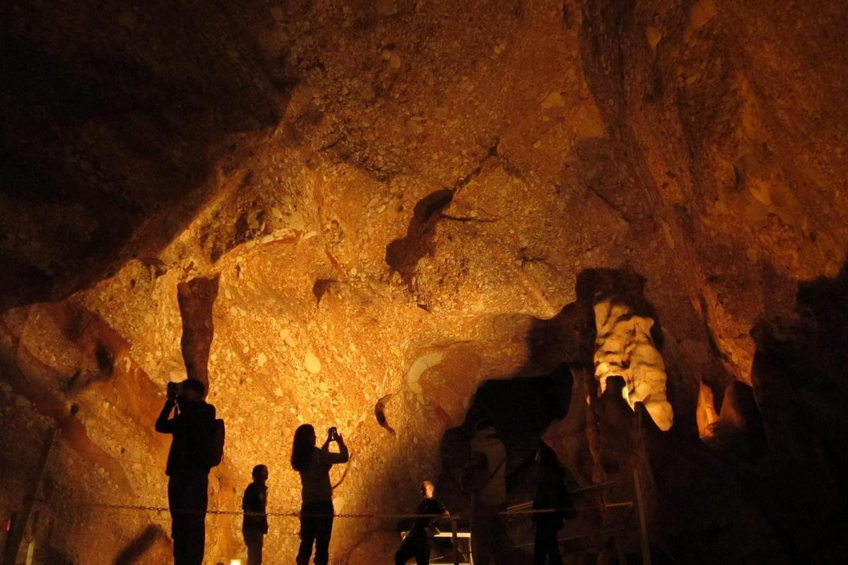 Cueva de Montserrat (Catalunya)