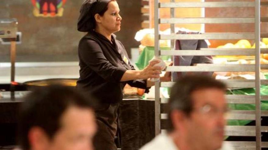 Imagen de una trabajadora en el comedor de un hotel de Benidorm.