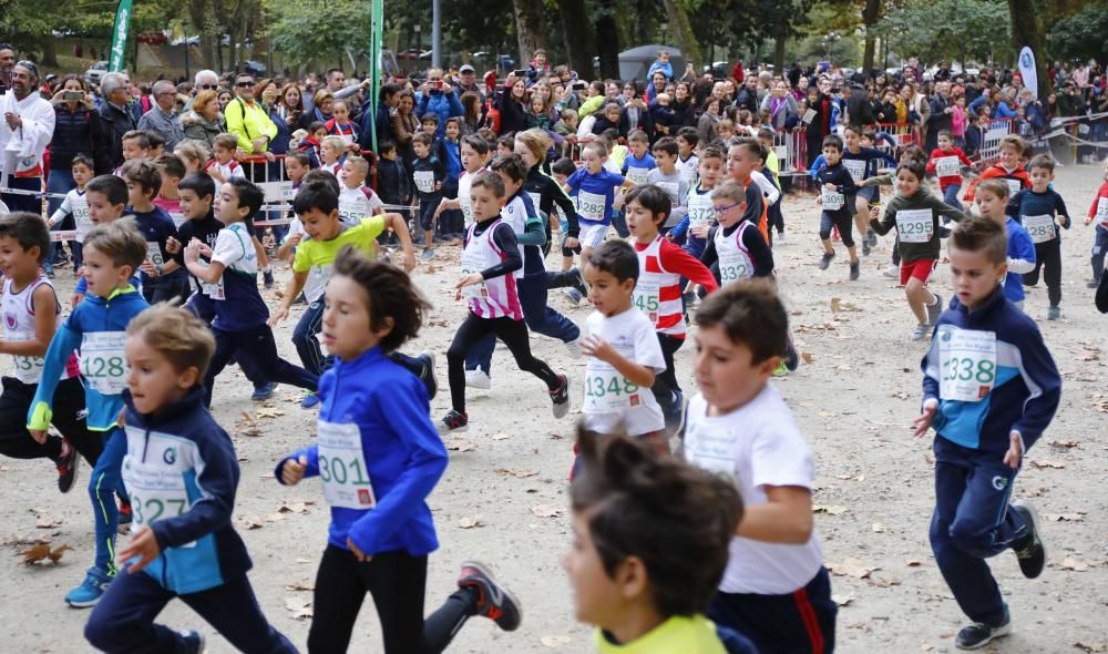 Más de 1.100 jóvenes atletas desafían a las bajas temperaturas para participar en la tradicional carrera de cross escolar.