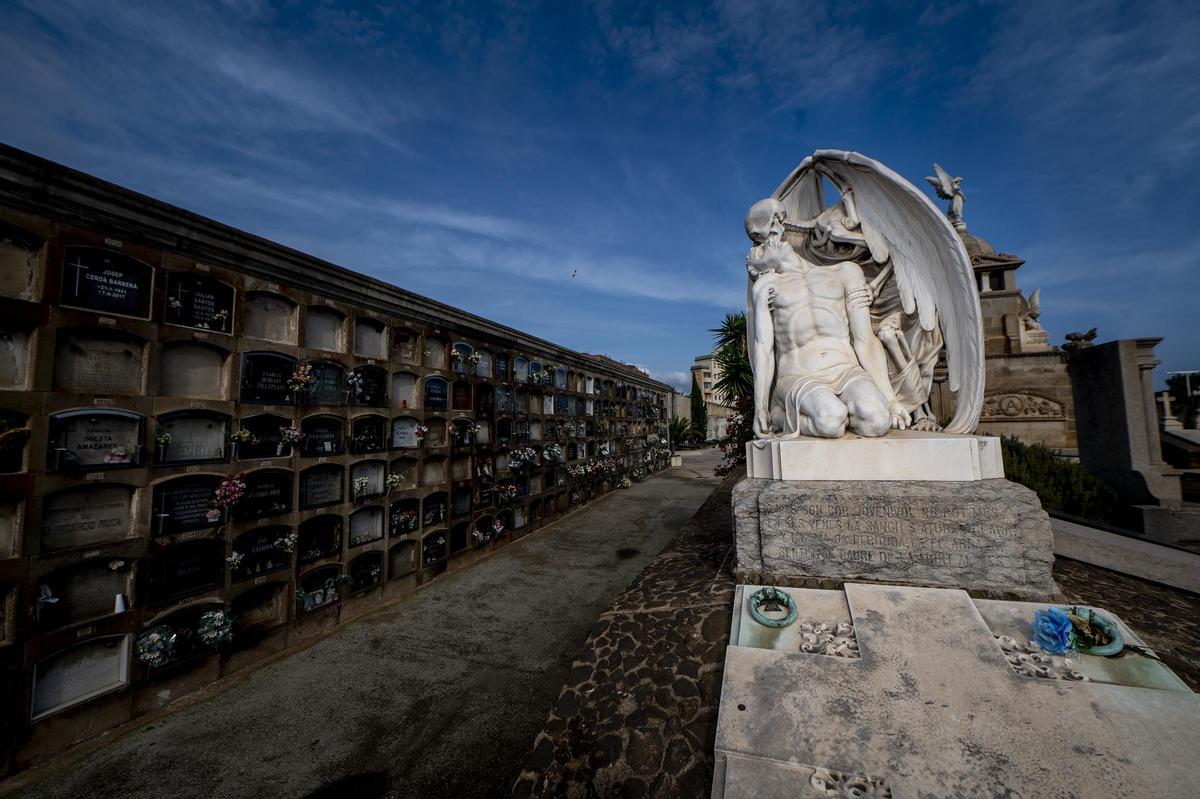 Barcelona 29.10.2024. Sociedad. Sepultura ‘El Petó de la Mort’, obra del escultor Jaume Barba, en el cementerio de Poblenou. Fotografía de Jordi Cotrina