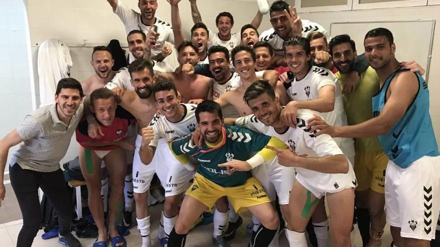 Los jugadores del Albacete celebran en el vestuario una de sus victorias a domicilio.