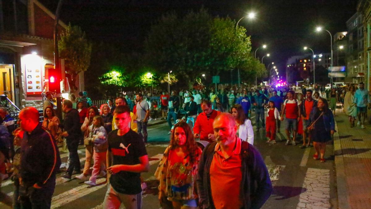 El público asistente al &quot;Combate Naval&quot; tomó la carretera Vilagarcía-Catoira.