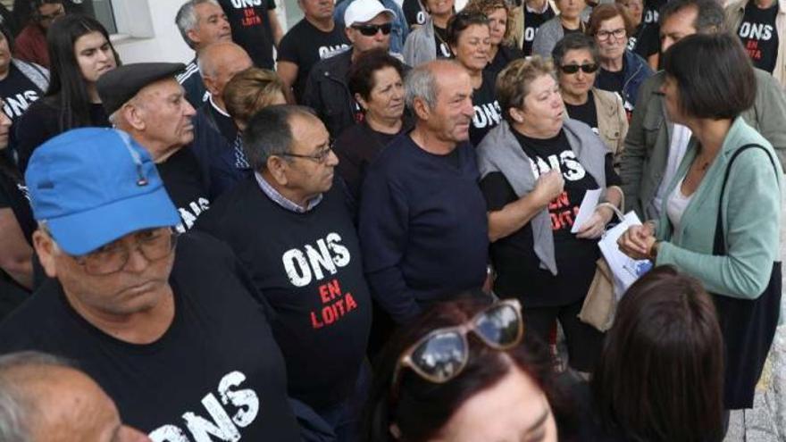 Vecinos de Ons concentrados ayer ante la sede del Parlamento Galego. // Xoán Álvarez