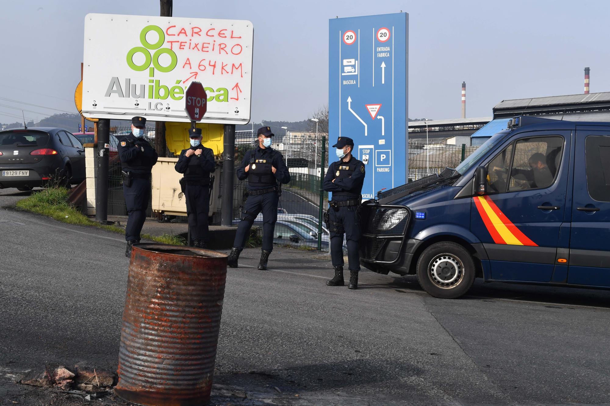 Registro policial en la fábrica de Alú Ibérica