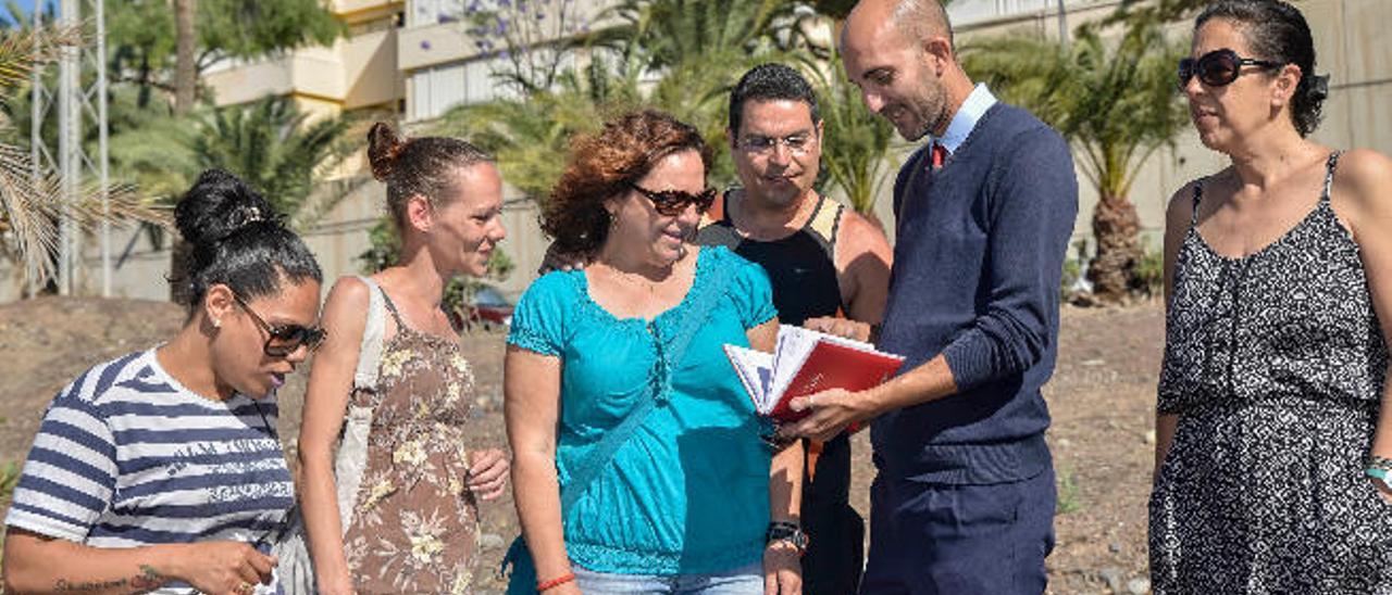 Madres, padres y vecinos del Risco de San Nicolás, delante del colegio público Guiniguada.