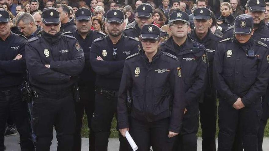 Concentración de policías nacionales el pasado miércoles en homenaje a Vanessa Lage. // Marta G. Brea