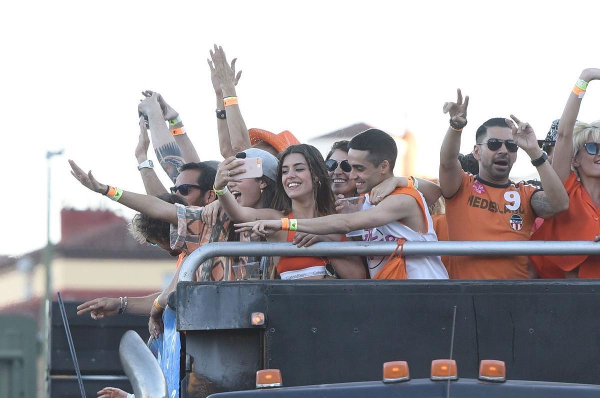 Dulceida y Javier Ambrossi en una de las carrozas del desfile World Pride Madrid