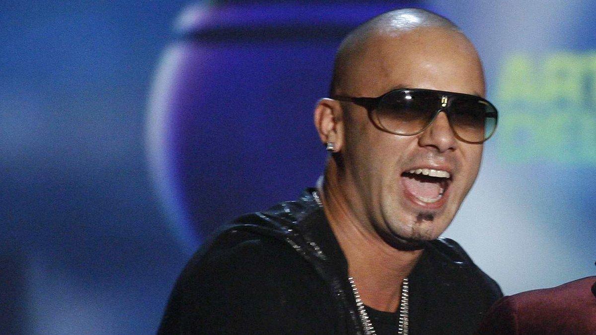 Wisin (R) and Yandel symbolically dedicate their Artista Del Ano award to presenter 50 Cent at the MTV Los Premios 09 awards in Los Angeles, California October 15, 2009. REUTERS/Mario Anzuoni (UNITED STATES ENTERTAINMENT) Wisin (R) and Yandel symbolically dedicate their Artista Del Ano award to presenter 50 Cent at the MTV Los Premios 09 awards in Los Angeles, California October 15, 2009. REUTERS/Mario Anzuoni (UNITED STATES ENTERTAINMENT)