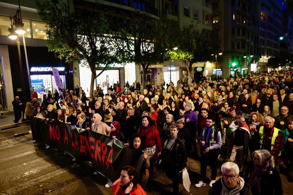 Manifestantes recorren las calles de València en la protesta por la guerra en Oriente Medio