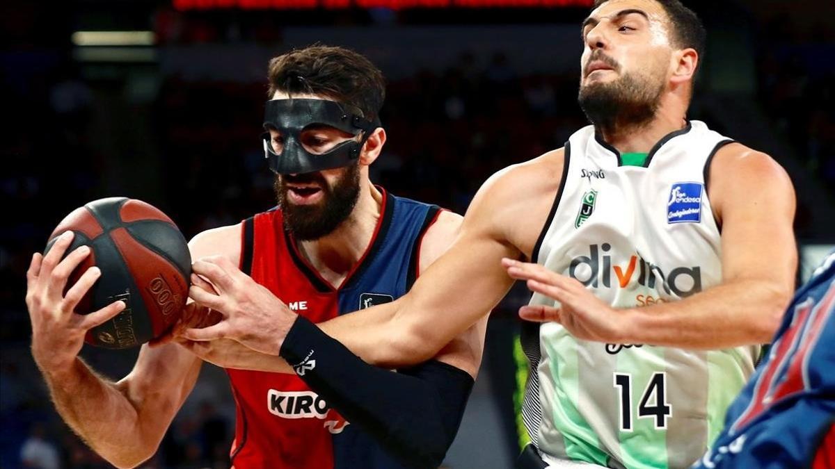 El jugador del Baskonia Shengelia supera a Albert Ventura en una acción del partido