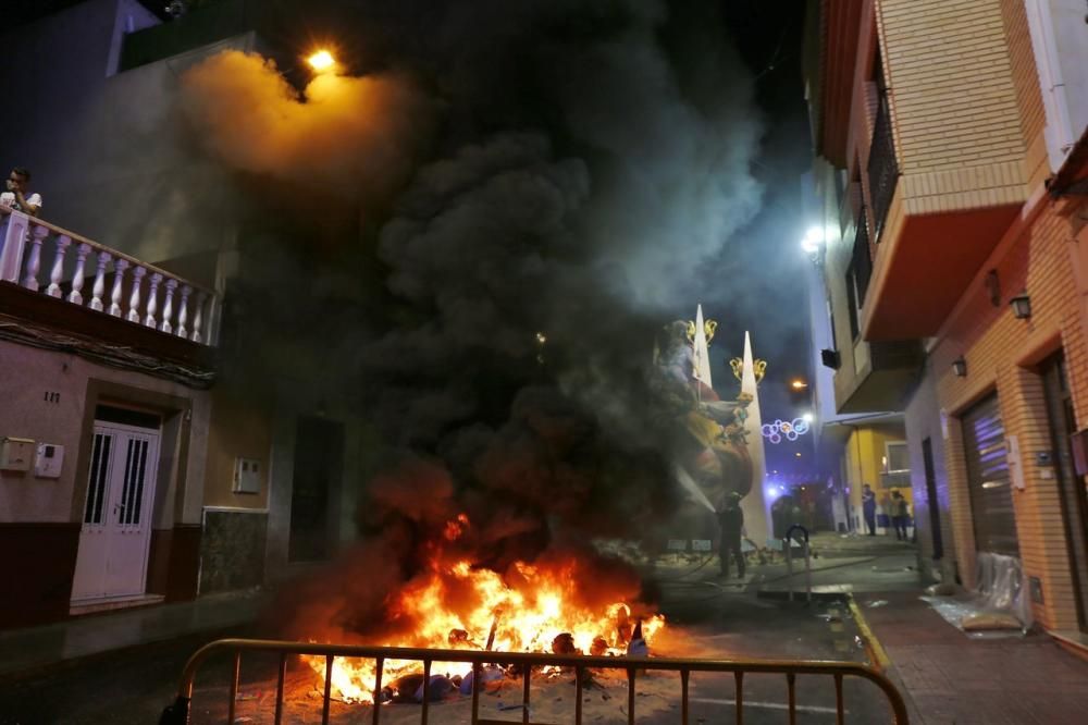 Cientos de personas, la mayoría adolescentes que quisieron disfrutar de la "cremá" y posterior "bañá" de los bomberos, se acercaron al barrio del Calvario para ver arder su hoguera