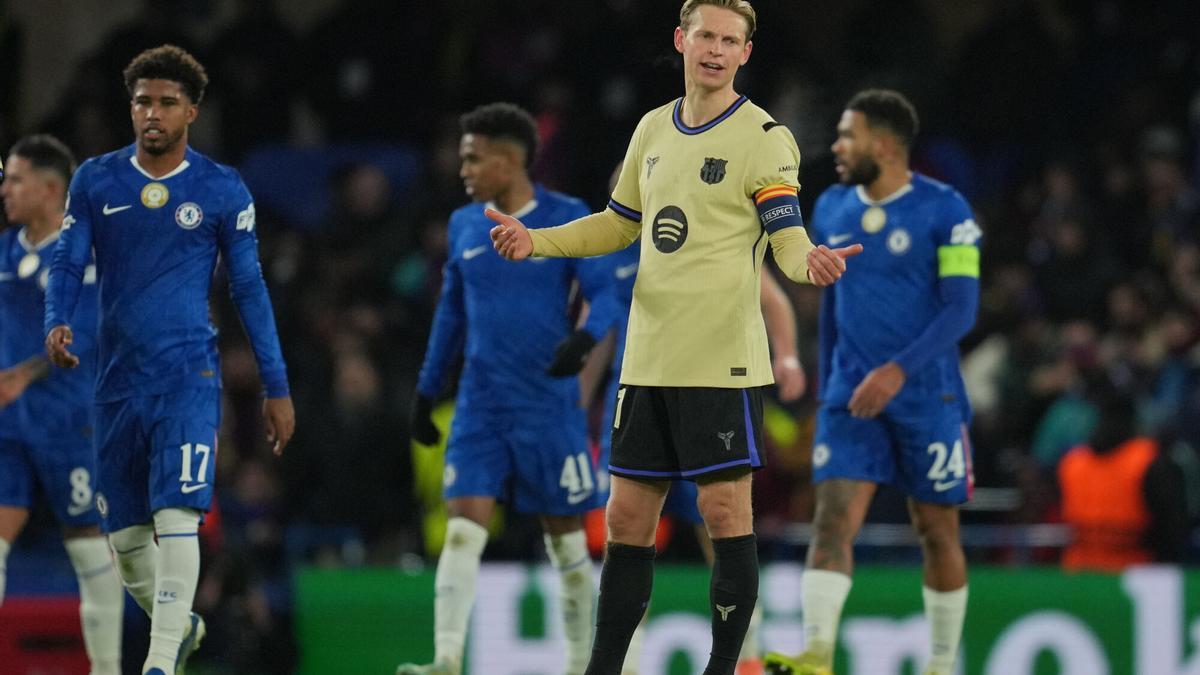 Frenkie de Jong se lamenta durante el Chelsea 3 - Barcelona 0.