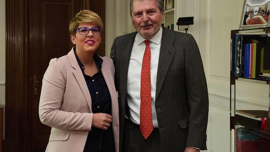 La consejera Noelia Arroyo posa con el ministro en funciones, ayer en la capital de España.