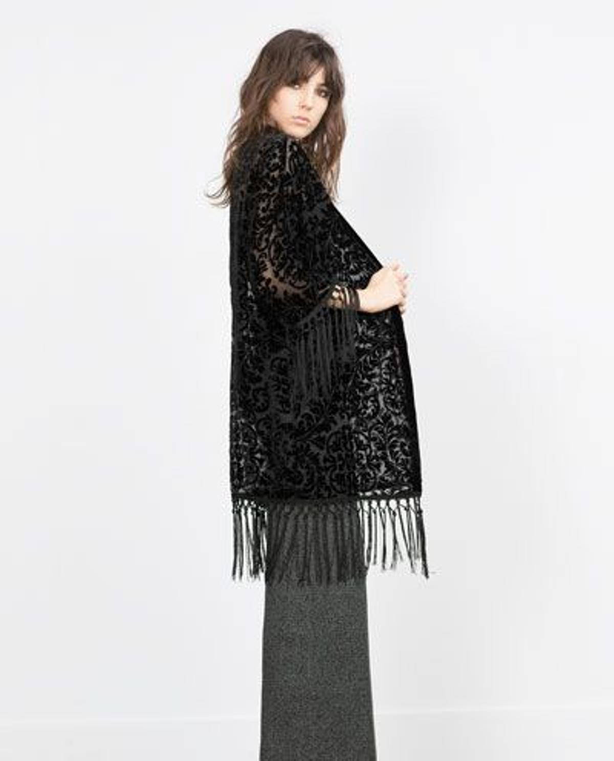 Kimono flocado de flecos de Zara (39,95€)