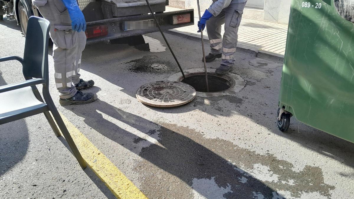 Operarios trabajando en la limpieza de la red de saneamiento de la Llosa de Ranes.