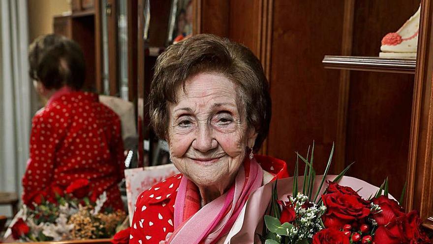 Ángeles Flórez, “Maricuela”, con un ramo de rosas por sus 102 años. | J. Plaza