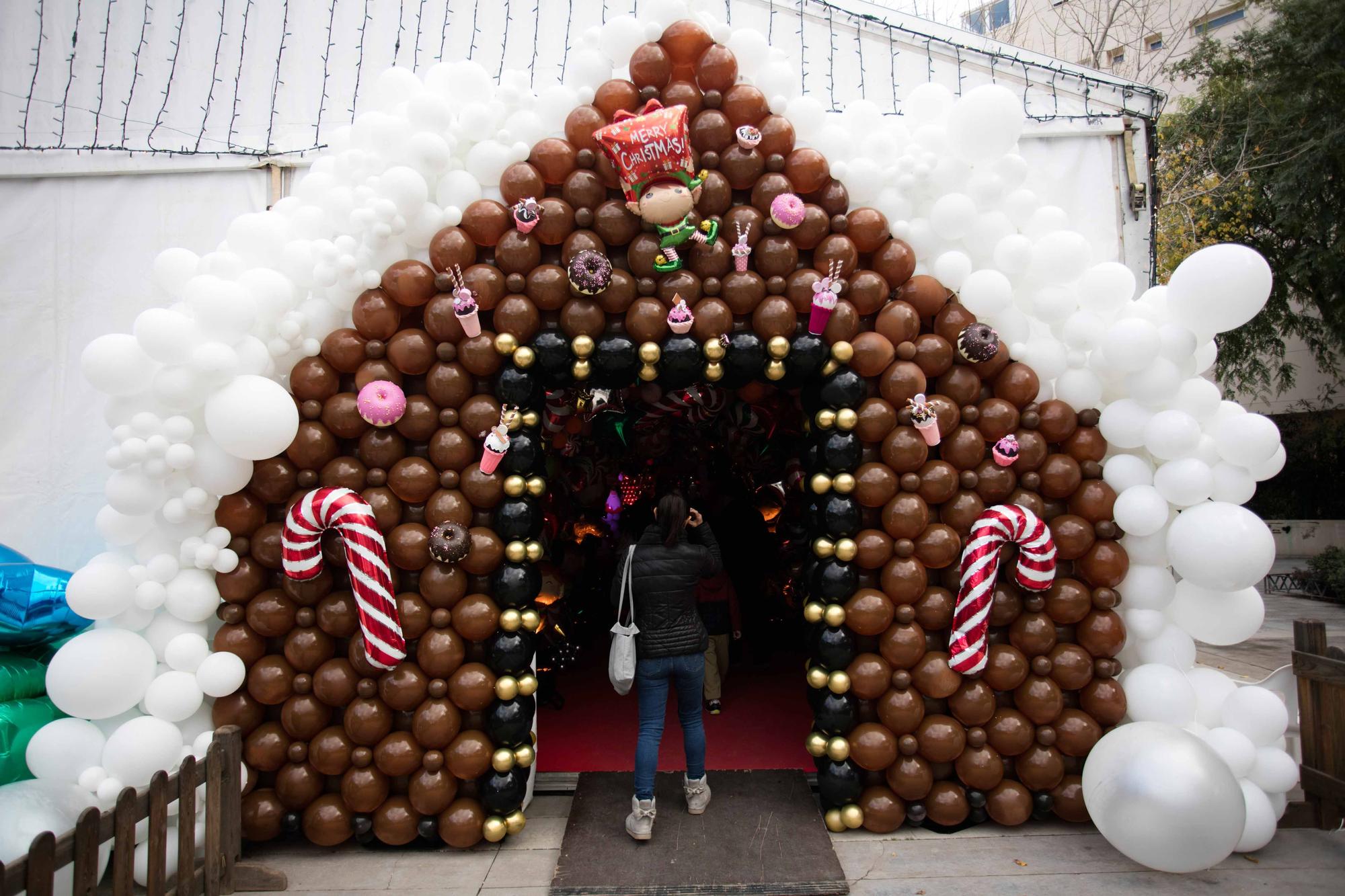 Galería de imágenes de Ibiza Ballon Wonderland, un pueblo navideño con 100.000 globos