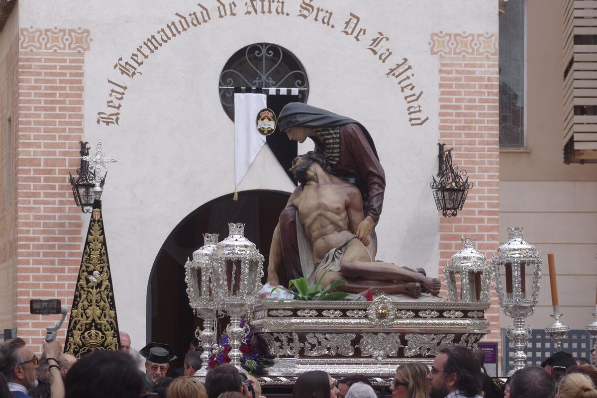 Traslado de la Piedad en la mañana del Domingo de Pasión 2025, con la imagen ante su capilla.