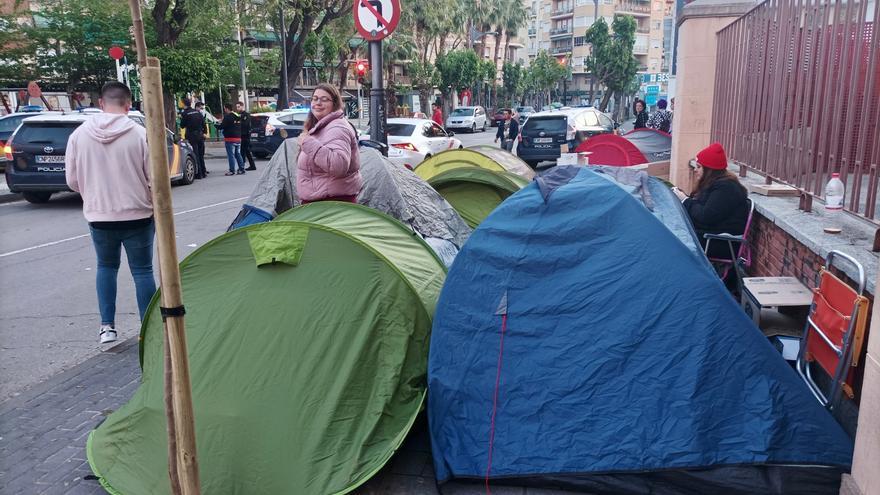 Decenas de murcianos acampan junto a la Plaza de Toros para ver a Melendi en primera fila