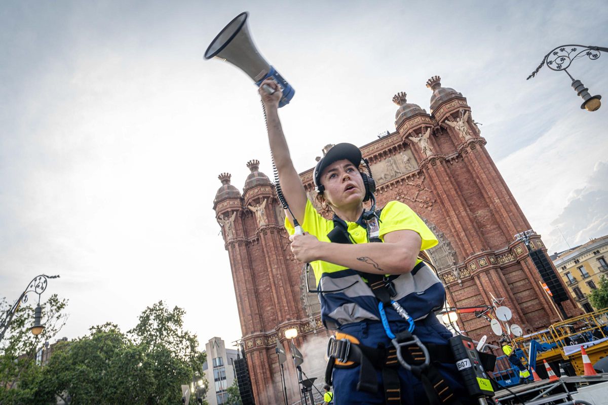 Marc Salicrú desata un espectáculo caótico con más de 300 personas en el Arc de Triomf
