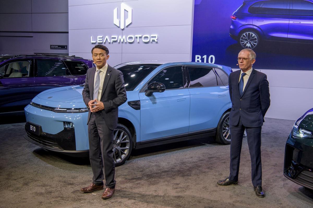 Tianshu Xin, CEO de Leapmotor International, con un B10, el SUV eléctrico que se fabricará en Stellantis Figueruelas.