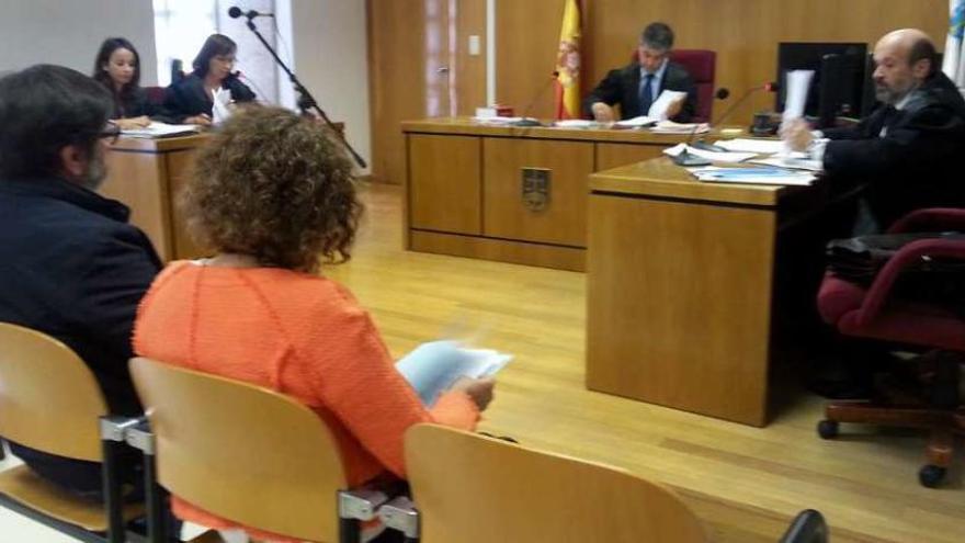 El alcalde, en primer término, durante el juicio celebrado ayer en Betanzos.