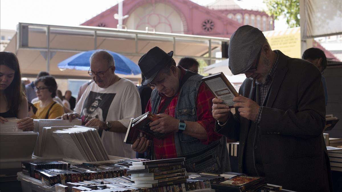 Clientes del mercado dominical de Sant Antoni. Clientes del mercado dominical de Sant Antoni.