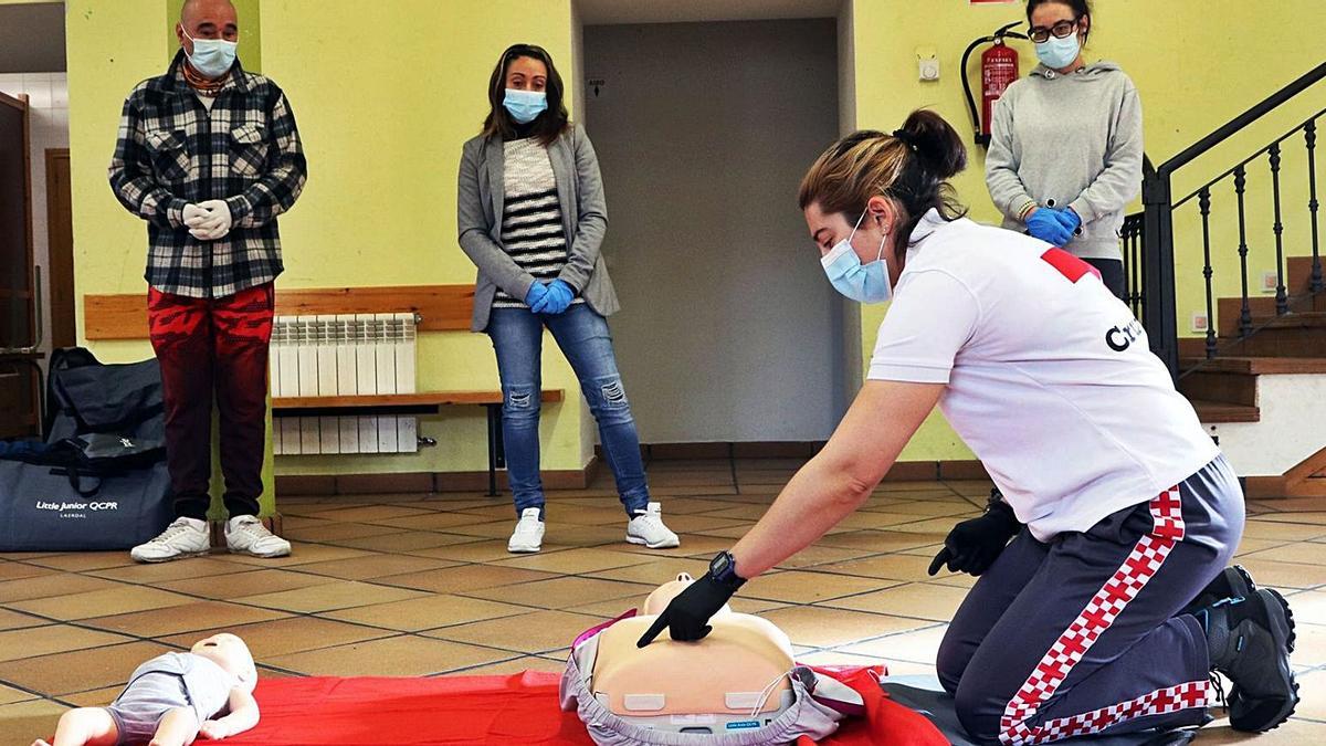 Una voluntaria de la Cruz Roja hace una demostración de una RCP.